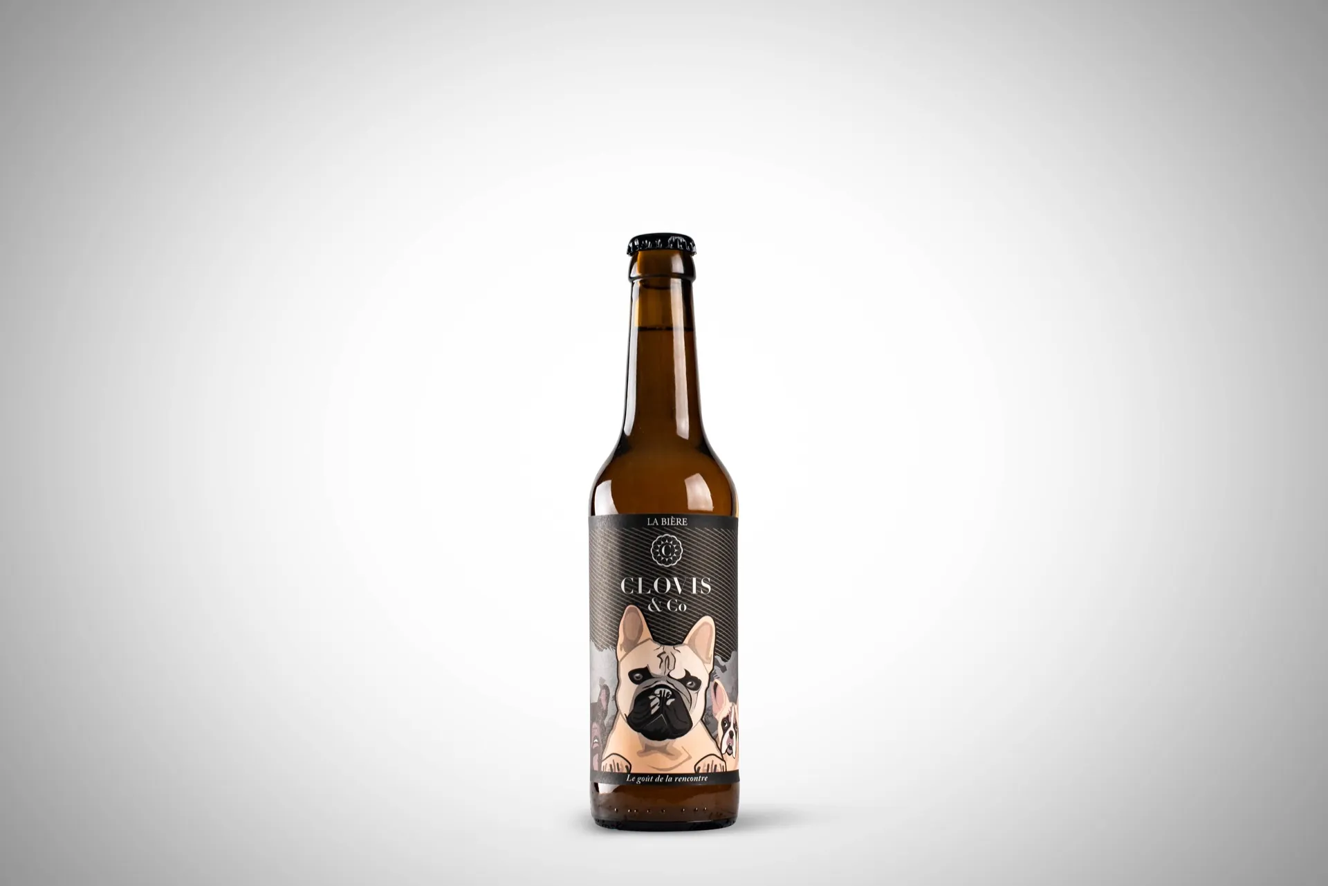 Bouteille de bière artisanale sur fond neutre, packshot studio réalisé pour Clovis & Co