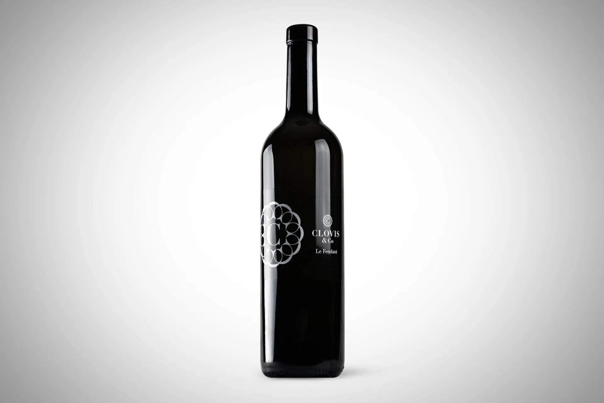 Bouteille de vin sur fond gris homogène, packshot e-commerce réalisé pour Clovis & Co