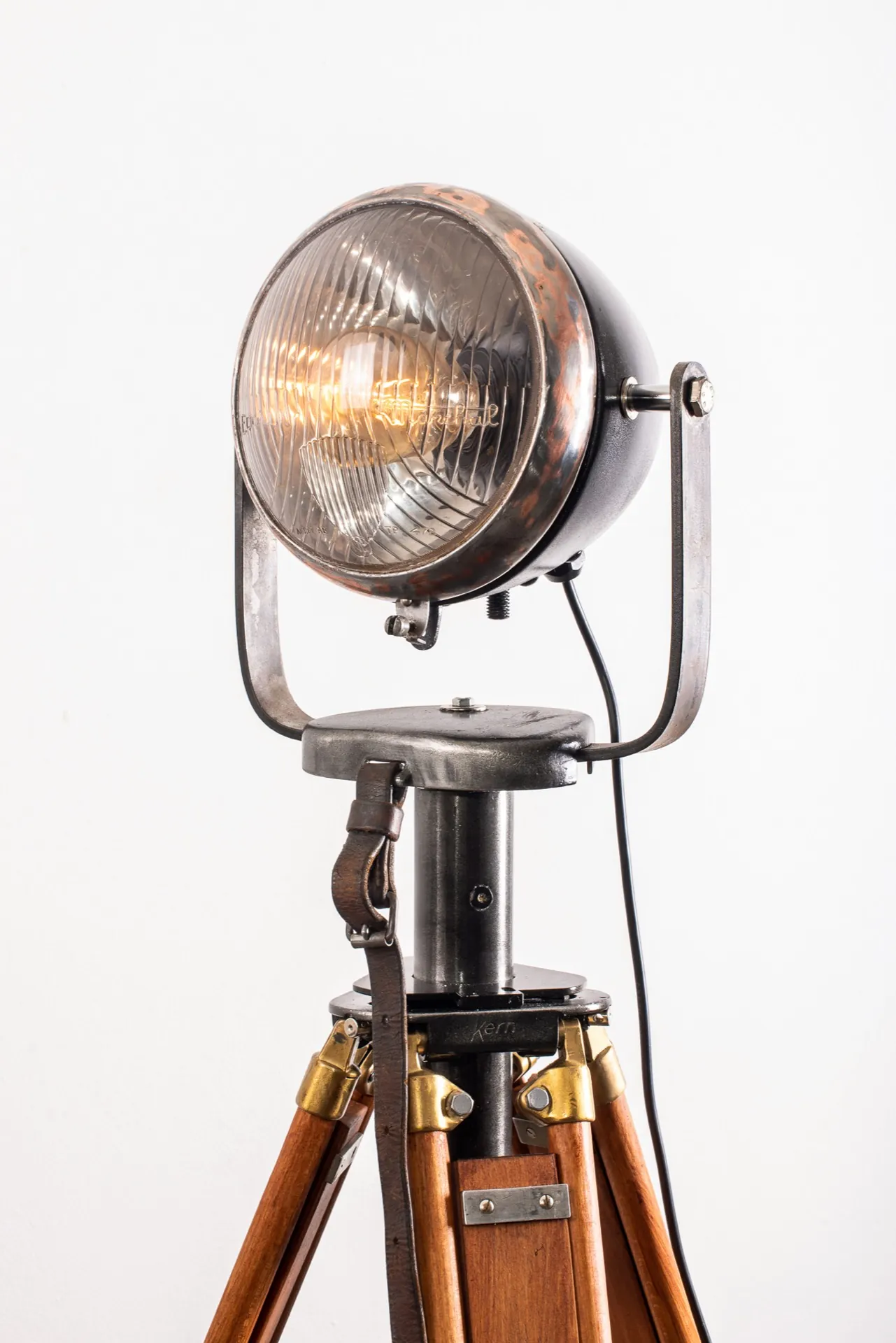 Détail du phare allumé de la lampe La Sentinelle, packshot studio — réalisée pour One Design a Time