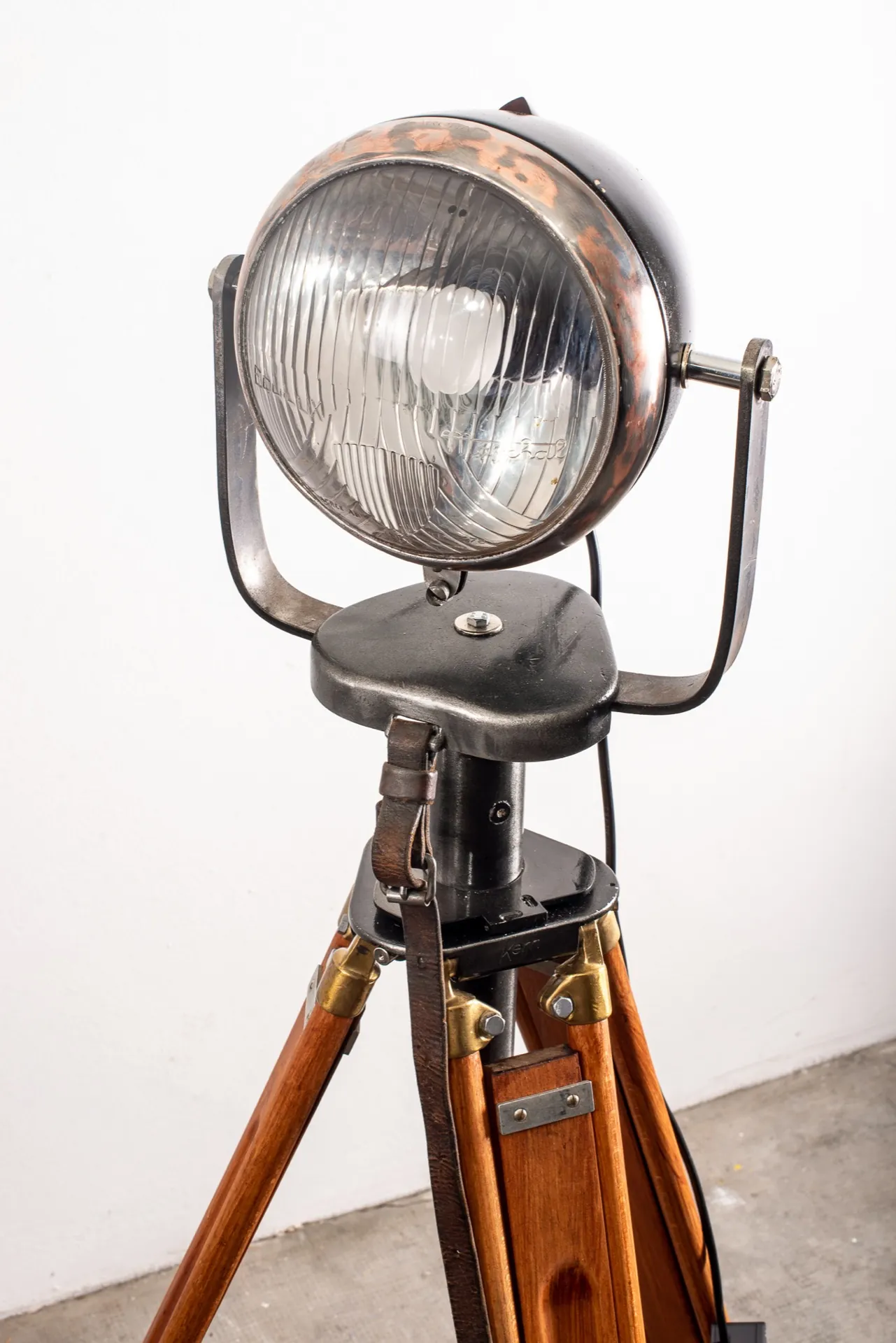 Lampe La Sentinelle, phare Citroën 1934 sur trépied de théodolite, vue d'ensemble en studio — réalisée pour One Design a Time