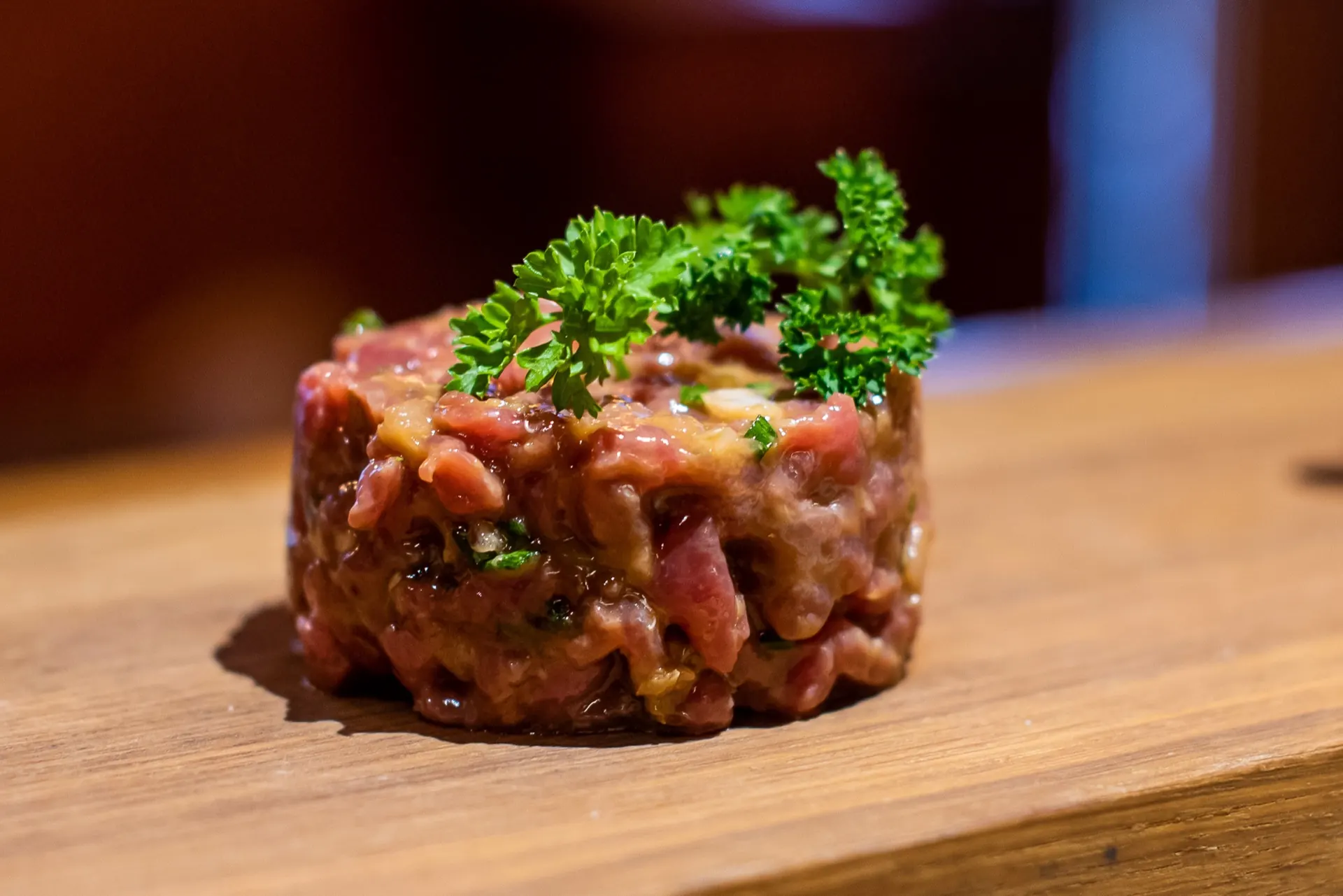 Tartare de bœuf au persil frais, servi sur planche en salle du Café National