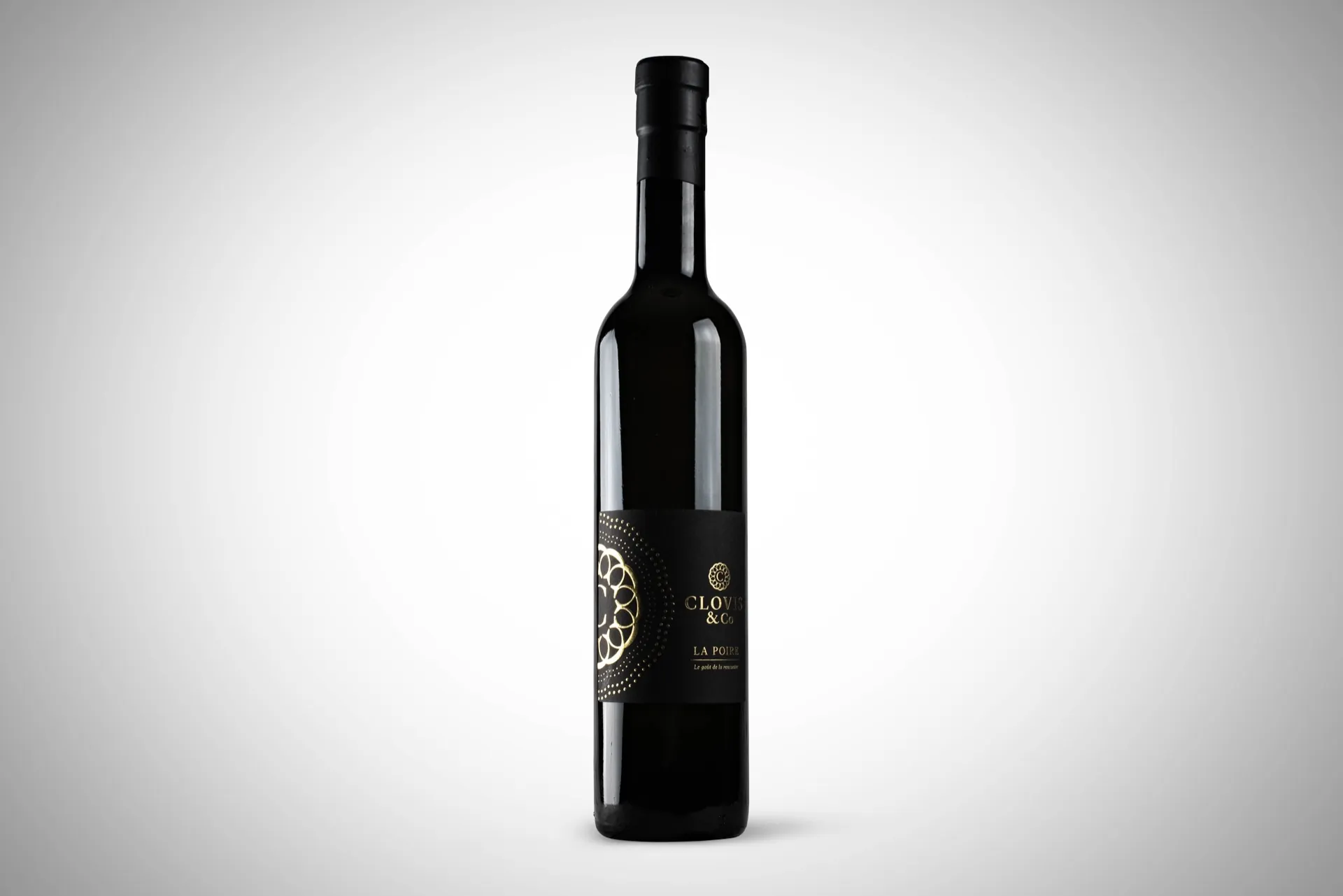 Bouteille de spiritueux à l’étiquette sombre, packshot studio pour Clovis & Co