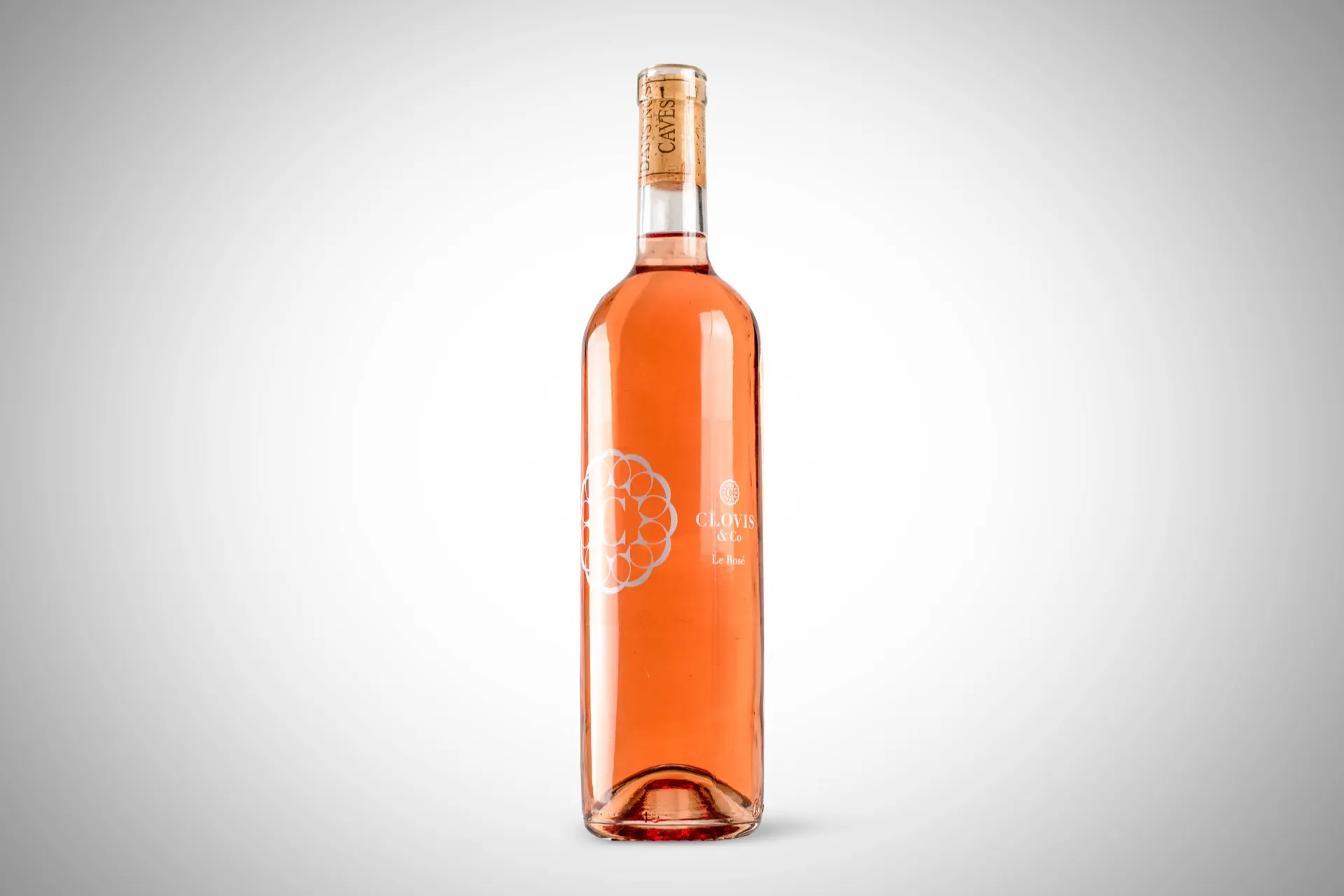 Bouteille de vin rosé sur fond dégradé clair, packshot studio pour Clovis & Co