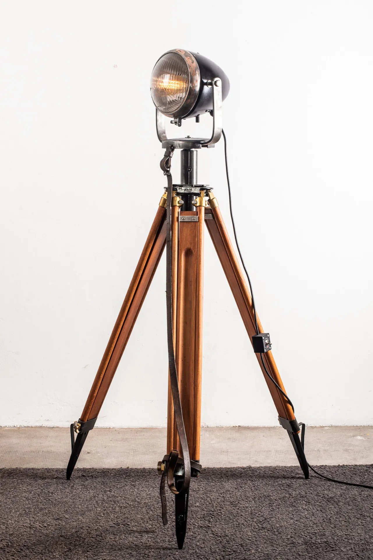 Trépied en bois de la lampe La Sentinelle, colliers de laiton — détail en studio pour One Design a Time
