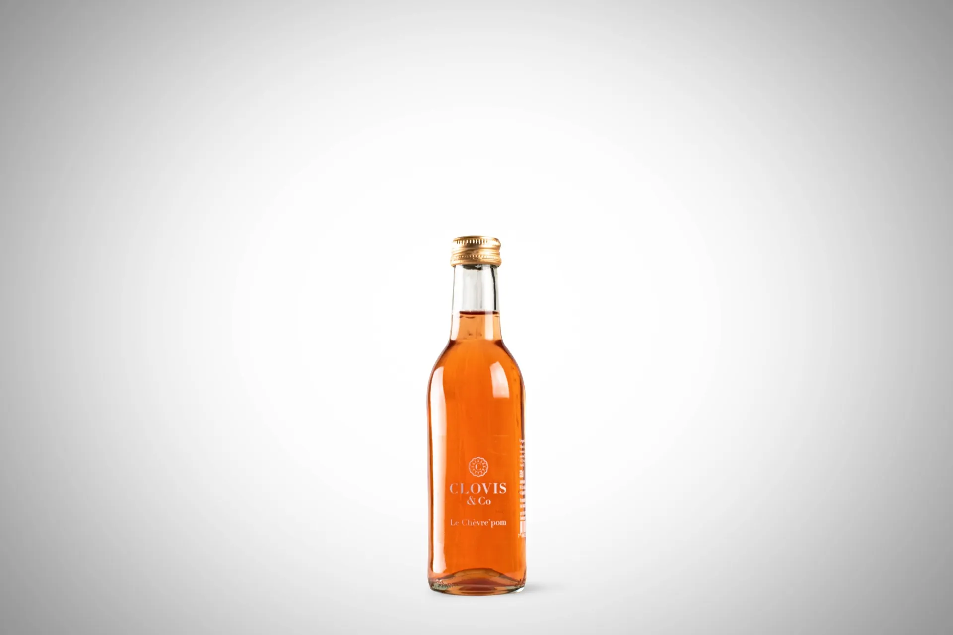 Bouteille de velouté artisanal Agnès sur un plan carrelé blanc, pour la Boucherie du St-Bernard